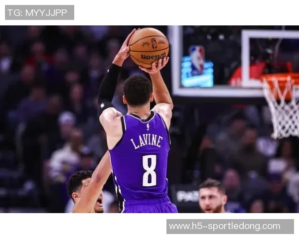 萨城对决库里拉文三分雨下19分4板2助1断展现全能表现